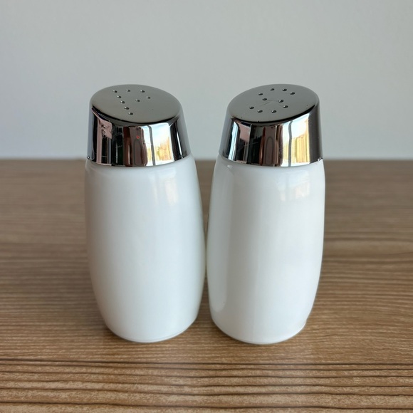 Vintage Canada Van Pak Heavy Milk Glass Harvest Vegetable Salt & Pepper Shakers - Picture 2 of 7